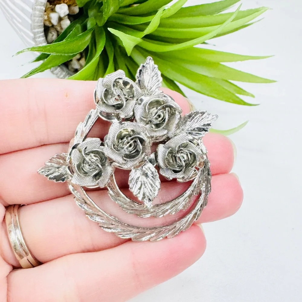 Vintage 50s Coro Silver Tone Textured 3D Rose Bouquet Wreath Floral Retro Brooch